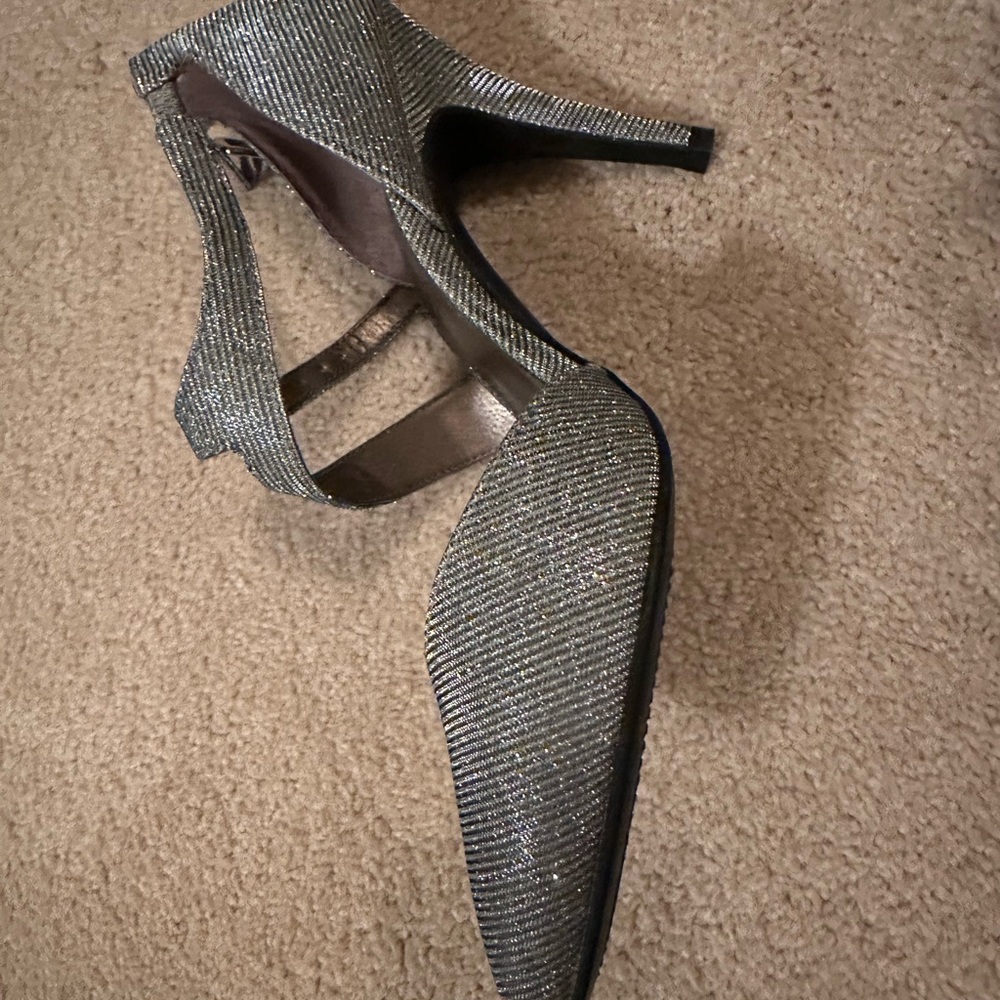 Moda Silver Textured Heels - Picture 2 of 3